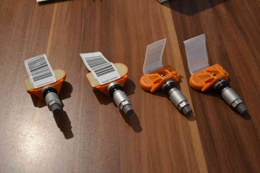 Sada 4ks NOVÉ ORIG.čidla tlaku TPMS + ventilky - foto 3