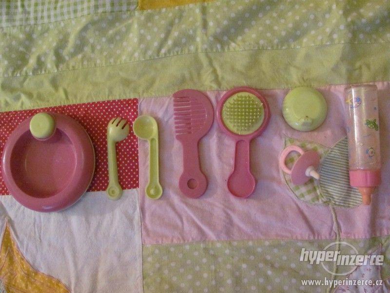 Doplňky pro miminko- talířek, lahvička, hřebínky - foto 1