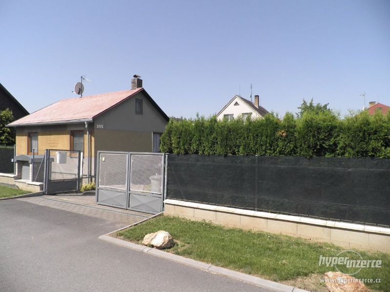 Udržovaný RD s garáží a krásnou zahradou v klidném místě v obci Obrataň - foto 5