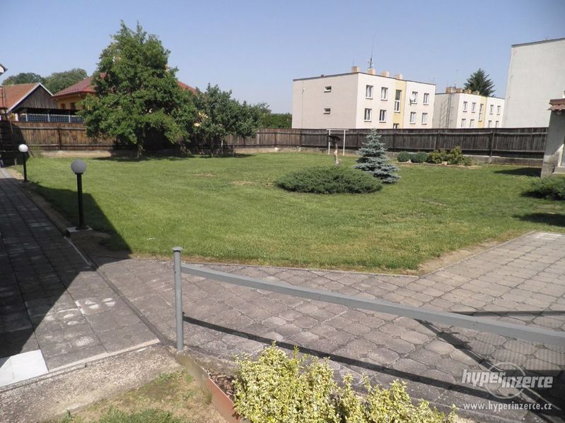 Udržovaný RD s garáží a krásnou zahradou v klidném místě v obci Obrataň - foto 6