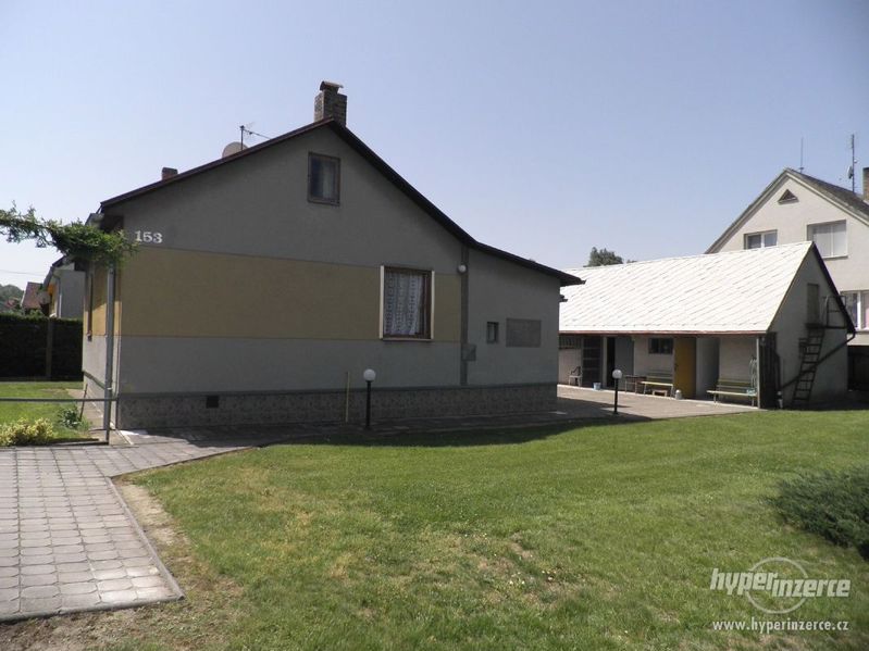 Udržovaný RD s garáží a krásnou zahradou v klidném místě v obci Obrataň - foto 11