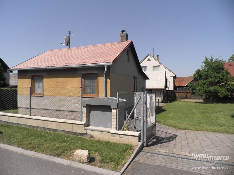 Udržovaný RD s garáží a krásnou zahradou v klidném místě v obci Obrataň - foto 26