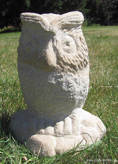 Pěkná pískovcová zahradní dekorace sova mini na kamení - foto 1