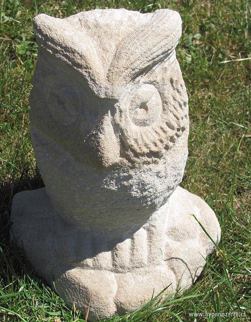Pěkná pískovcová zahradní dekorace sova mini na kamení - foto 2