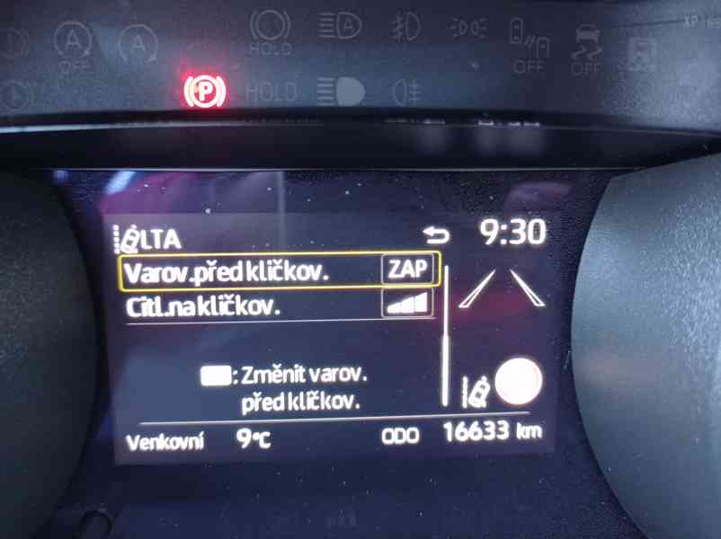 Toyota Yaris 1.5 Hybrid REZERVACE  - foto 29