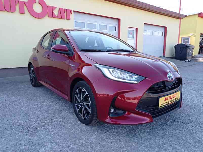 Toyota Yaris 1.5 Hybrid REZERVACE  - foto 1