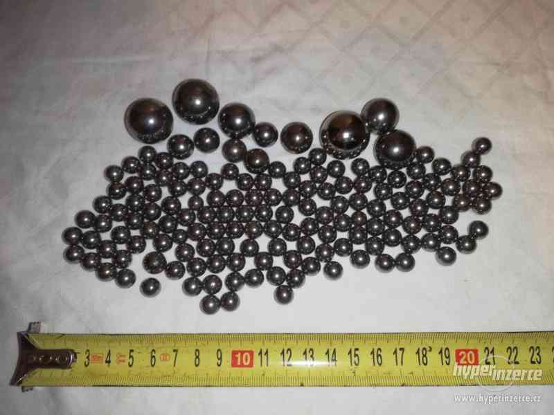 Železné kuličky - 153ks (141 malých, 12 velkých) - foto 1