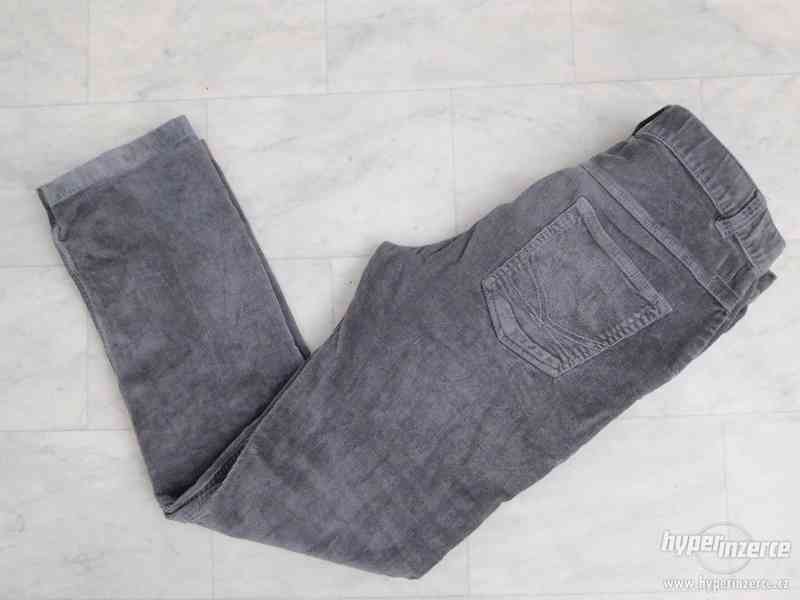 šedé manžestrové kalhoty - foto 4