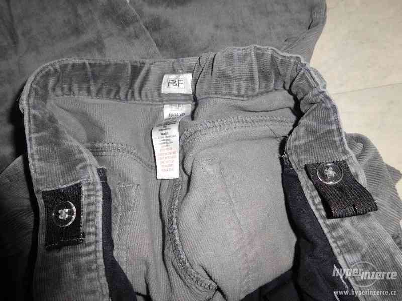 šedé manžestrové kalhoty - foto 6