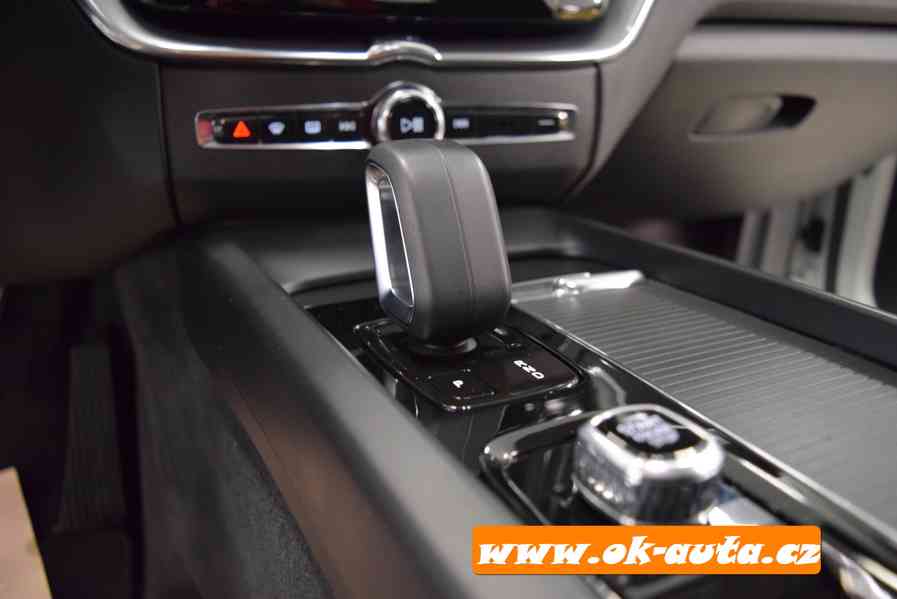 Volvo XC60 2.0 B4 AWD MOMENTUM 2022-DPH  - foto 14