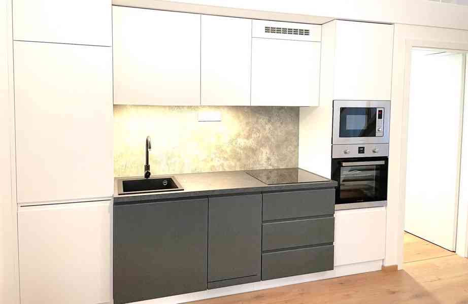 Pronájem bytu 1+kk 28 m² - foto 3