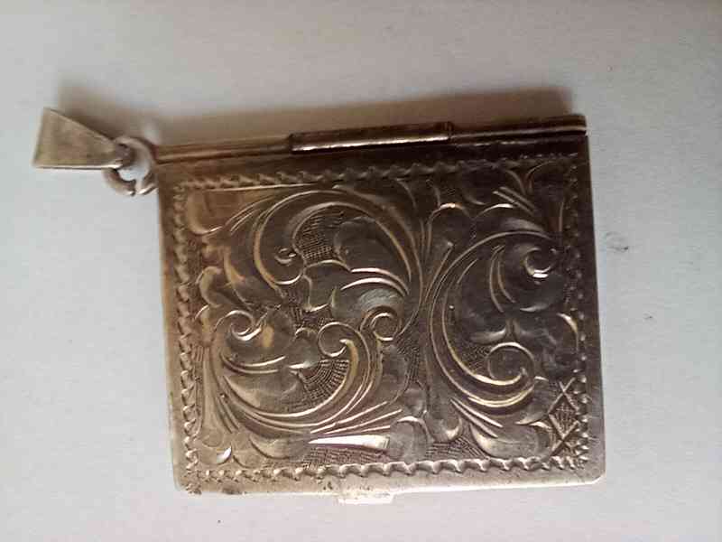 Starožitný stříbrný přívěsek - otevírací knížka na foto .  - foto 3