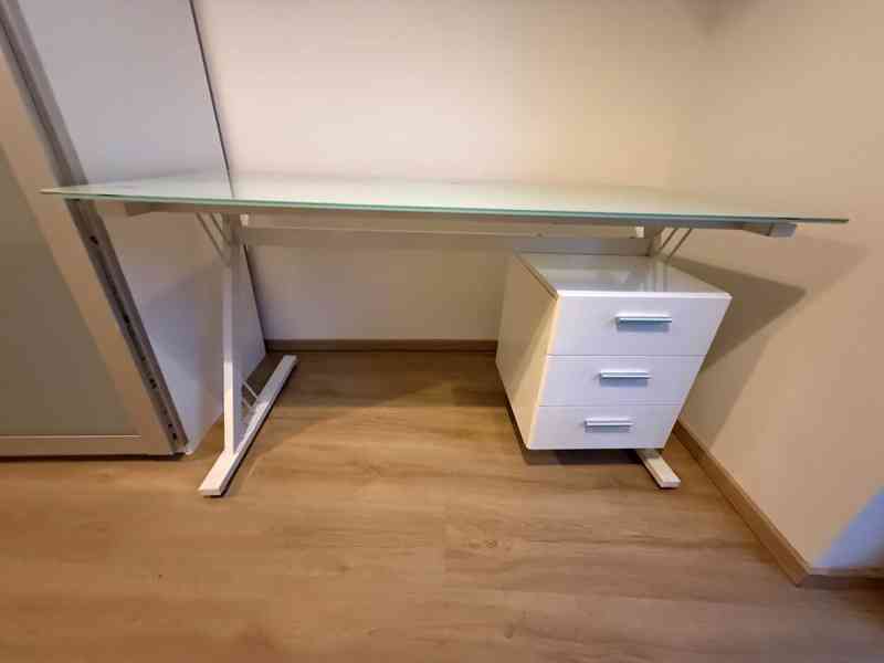 Kancelářský stůl se skleněnou deskou 