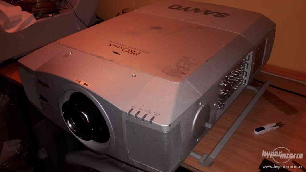 Prodám projektor Sanyo XF41 7700 Ansi Lumen - foto 1