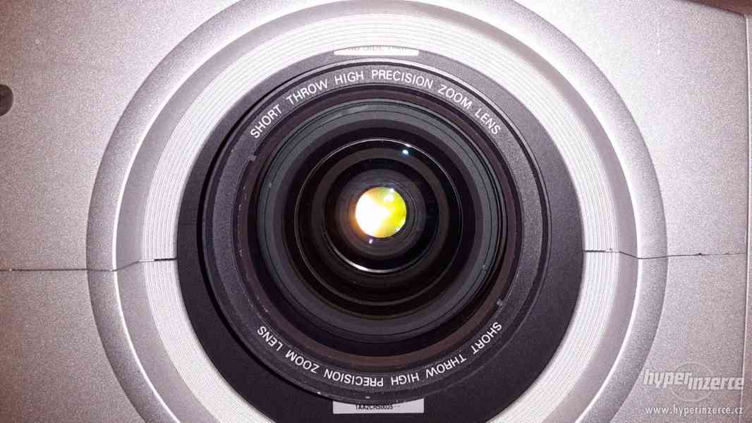 Prodám projektor Sanyo XF41 7700 Ansi Lumen - foto 4