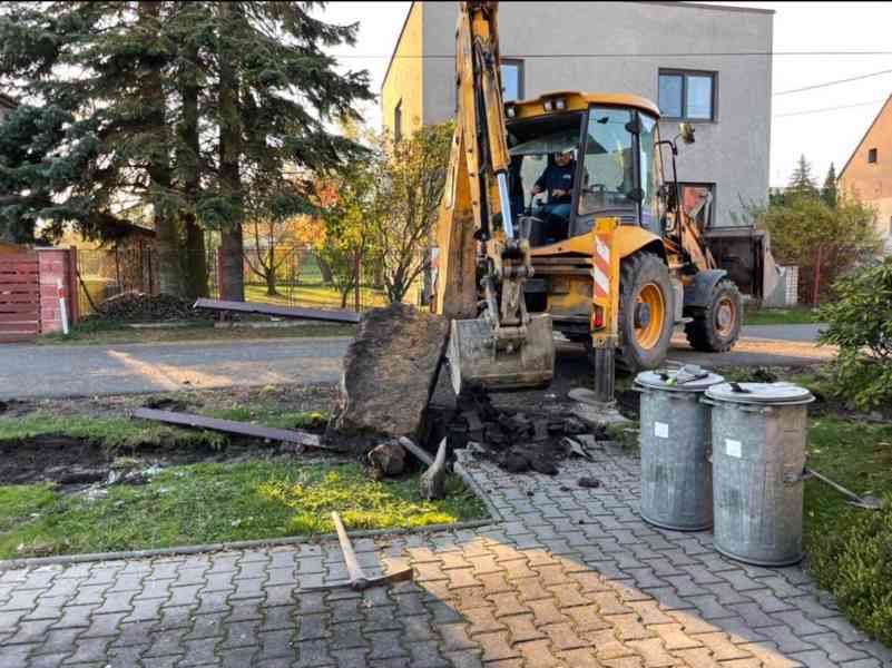 Výkopy základových pasů pod oplocení, Bagr Uhlíř - foto 3