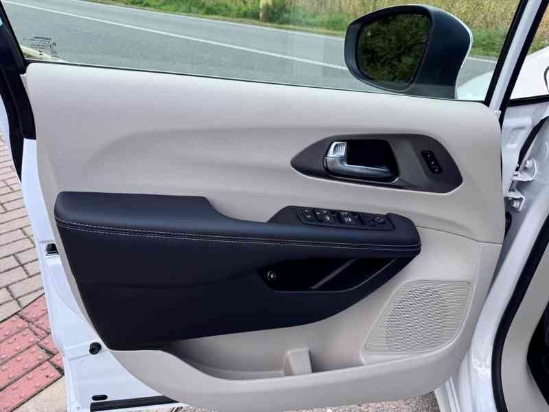 Chrysler Pacifica 3,6 Hybrid Čočka TOP 2023 DPH - foto 18