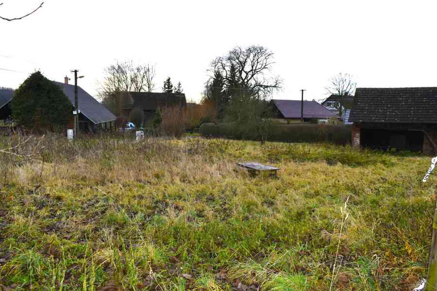 Lužany - pozemek 1656 m2 se starší stavbou - foto 6