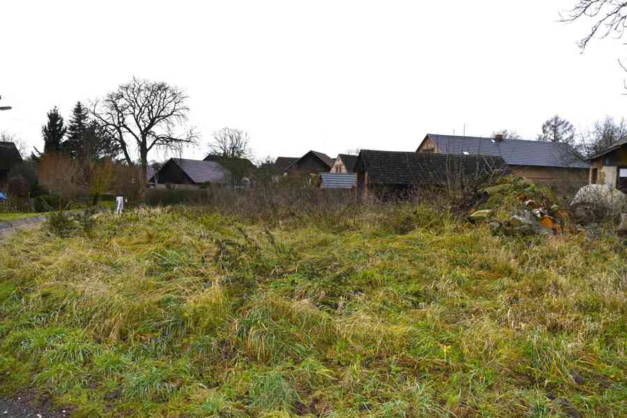 Lužany - pozemek 1656 m2 se starší stavbou - foto 11