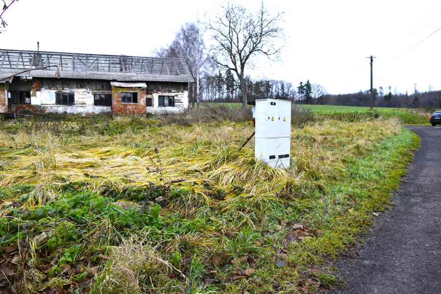 Lužany - pozemek 1656 m2 se starší stavbou - foto 7