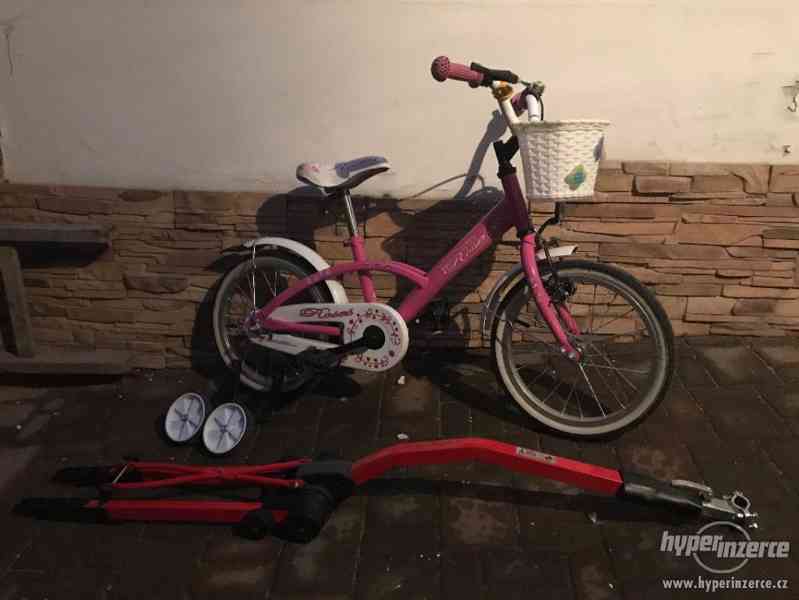 Růžové dívčí kolo s pomocnými kolečky a vodící tyčí - foto 1