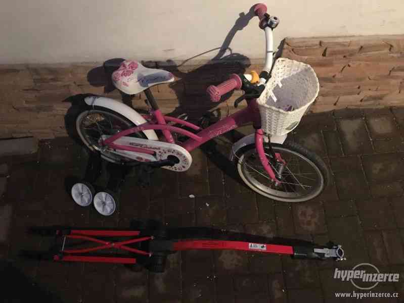 Růžové dívčí kolo s pomocnými kolečky a vodící tyčí - foto 2