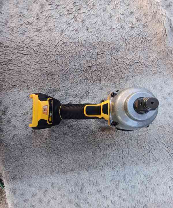 Rázový utahovák Dewalt - foto 3