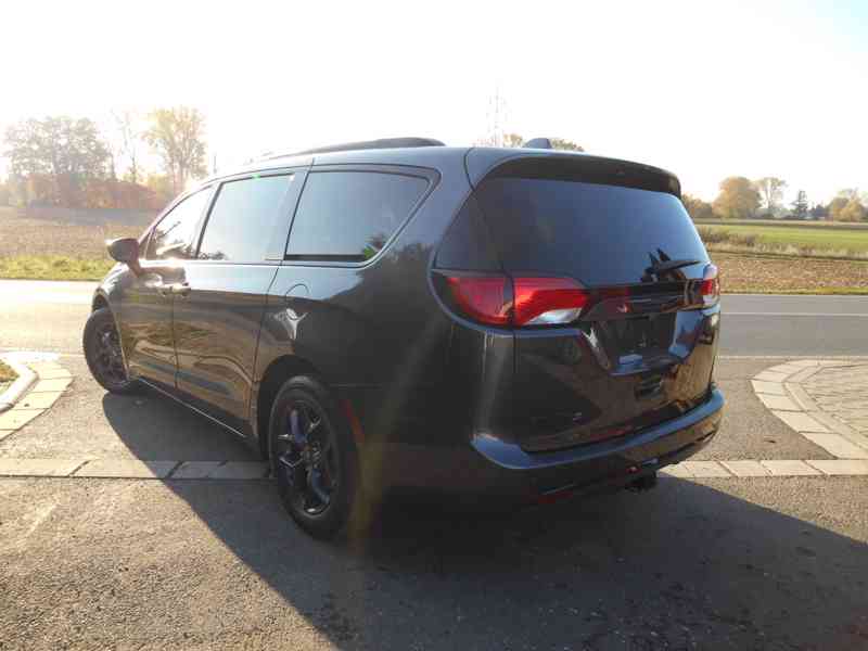 Chrysler Pacifica 3,6 RU Sunroof DVD S Line 2018 - foto 5