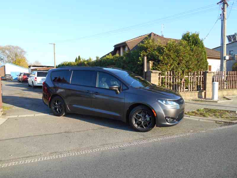 Chrysler Pacifica 3,6 RU Sunroof DVD S Line 2018 - foto 1