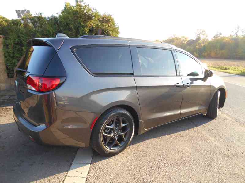 Chrysler Pacifica 3,6 RU Sunroof DVD S Line 2018 - foto 4