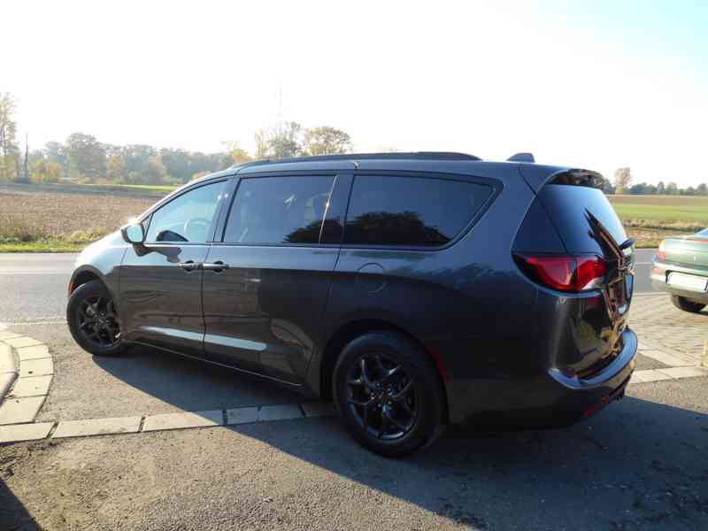 Chrysler Pacifica 3,6 RU Sunroof DVD S Line 2018 - foto 3