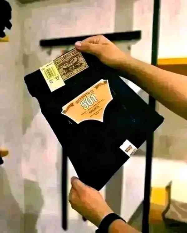 Džíny k dispozici v lotech za 2000 Kč. Nabízím cenu od 3 lot - foto 1