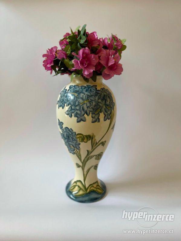 Porcelánová váza s modrými květy - foto 1