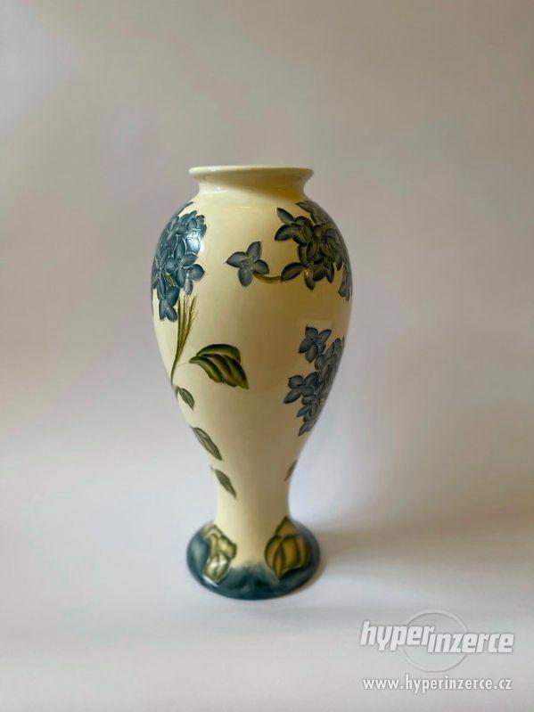 Porcelánová váza s modrými květy - foto 2