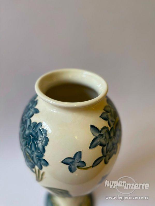 Porcelánová váza s modrými květy - foto 3
