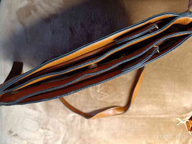 Prodám DÁMSKOU HNĚDOU KABELKU  - foto 5