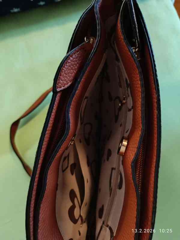 Prodám DÁMSKOU HNĚDOU KABELKU  - foto 2