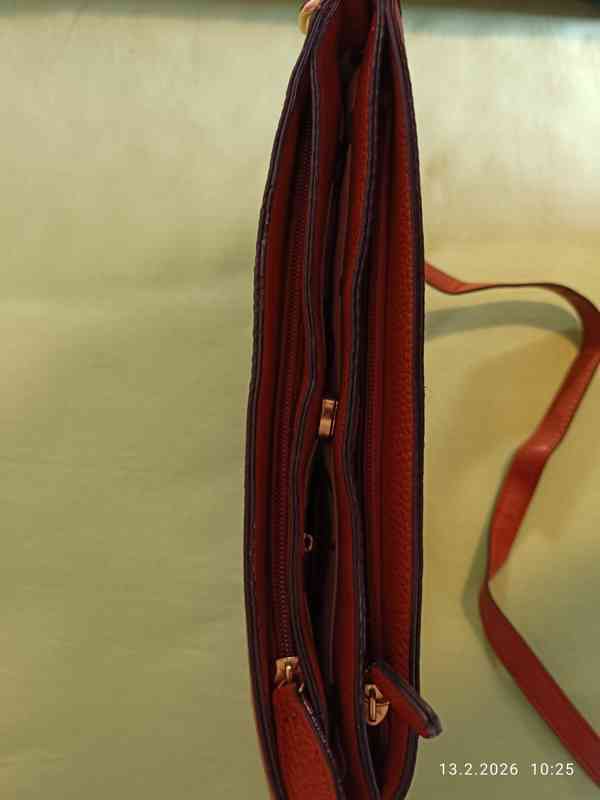 Prodám DÁMSKOU HNĚDOU KABELKU  - foto 3