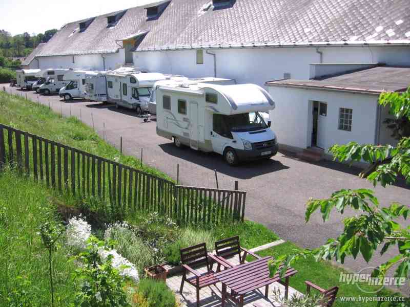 Parkování karavanů u Berouna - foto 1