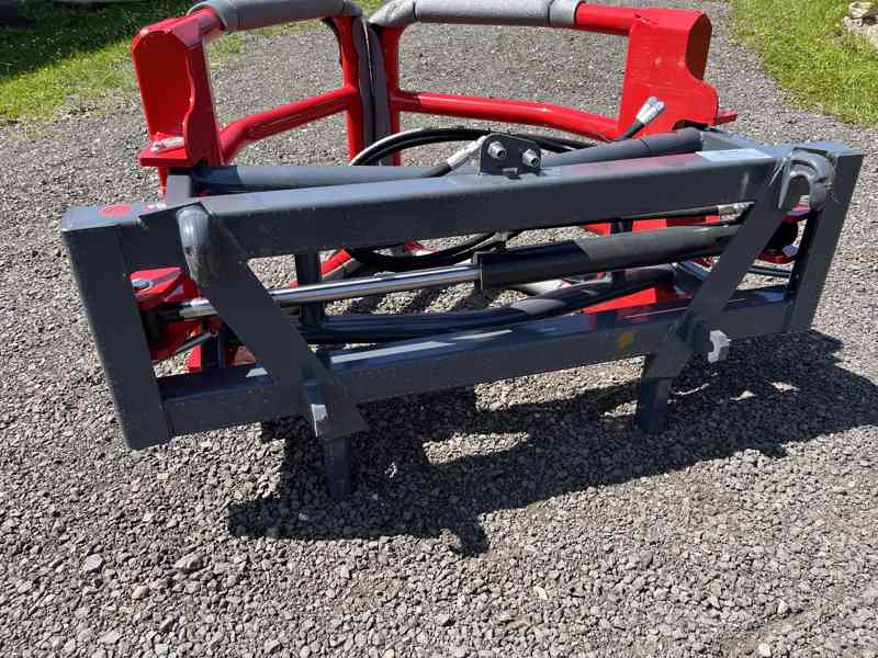 KLEŠTĚ NA BALÍKY pro čelní nakladač - foto 5