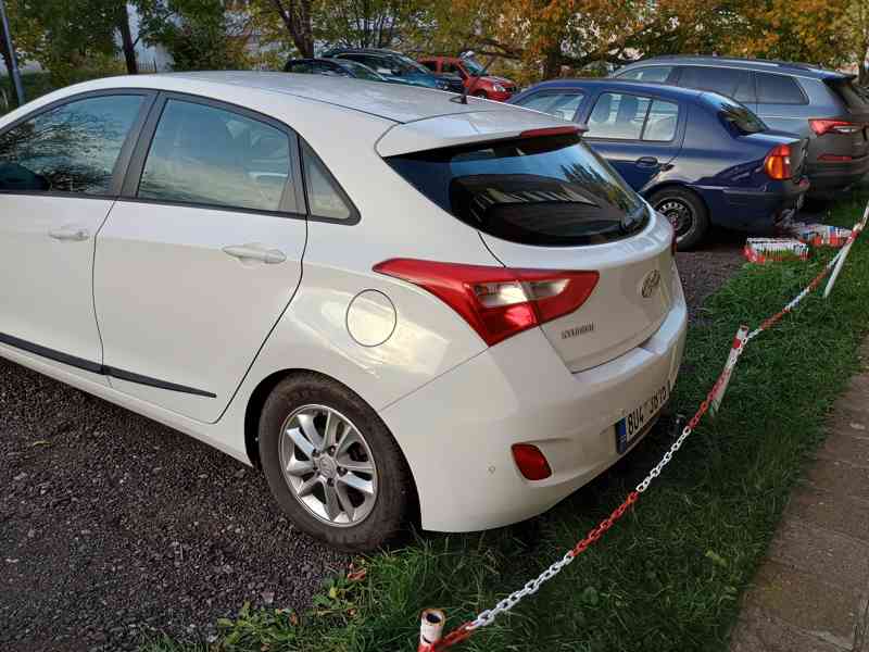 Hyundai i30 Crdi 1,6 rok 2016 STK do 11.1.2028 272000km - foto 11