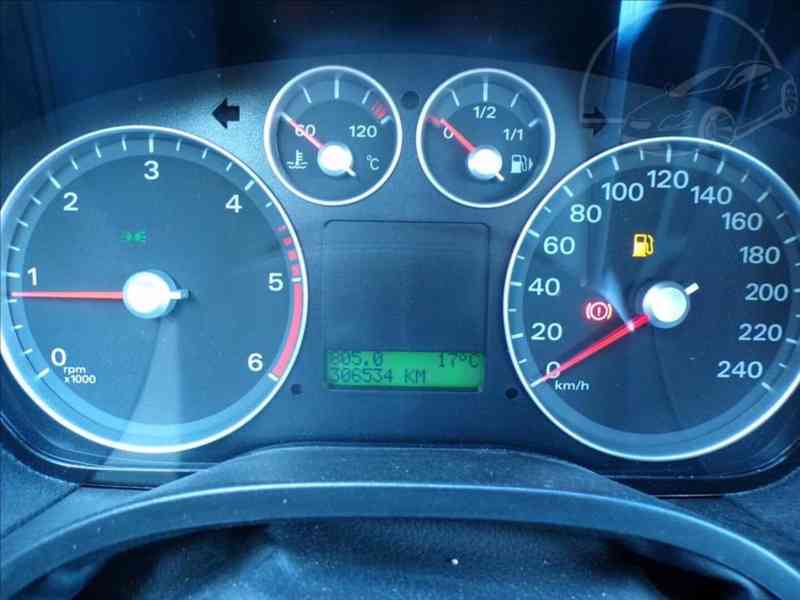 Ford Focus 2,0 TDCi XENON,KLIMA-HNED ODJÍŽDÍTE - foto 6