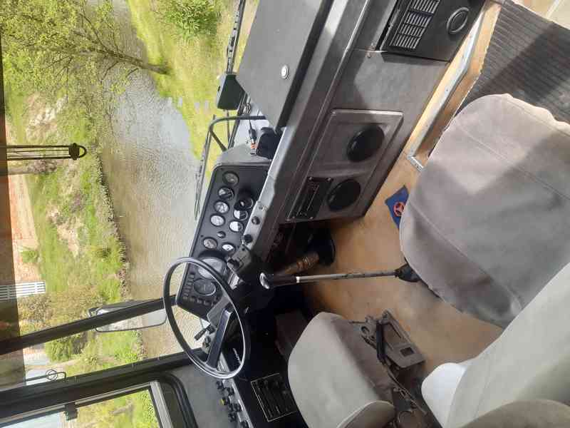 Obytný autobus transport rally servis - foto 6