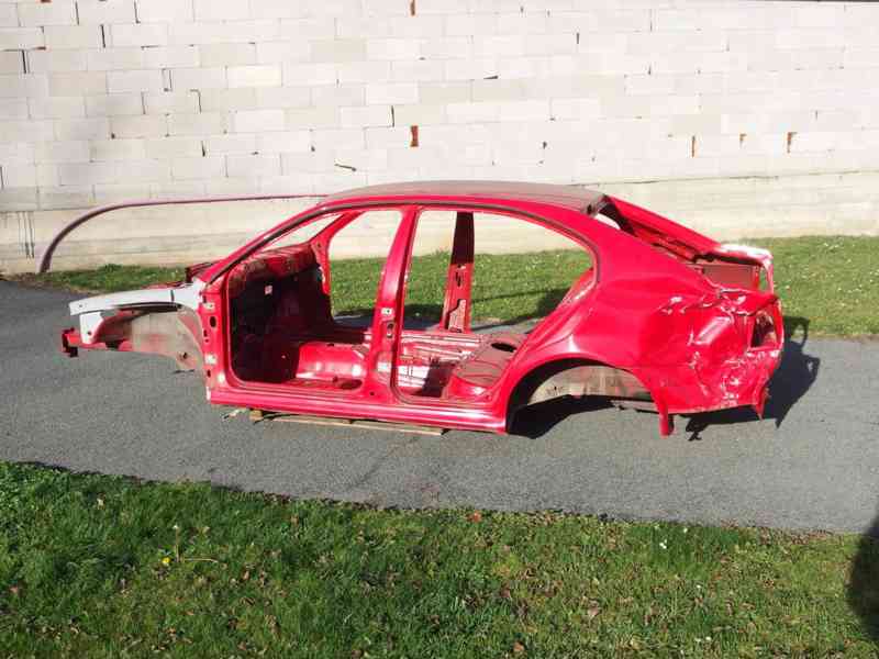 Havarovaná karoserie Škoda Octavia I hatchback - foto 1