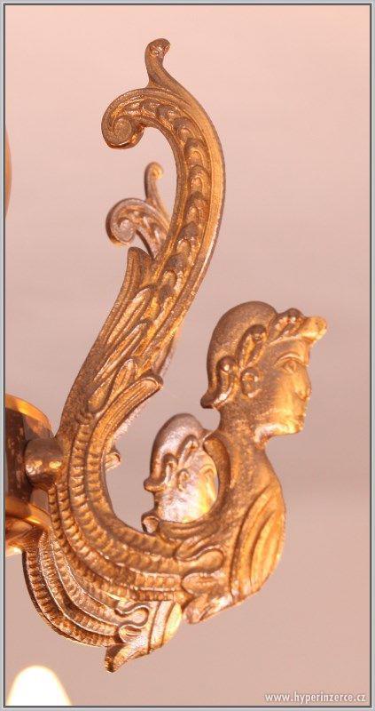Dvoupatrový vlámský lustr s figurálnímy motivy - foto 6