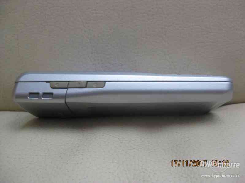 Nokia E61 z.r.2006 - telefony s QWERTY klávesnicí - foto 4