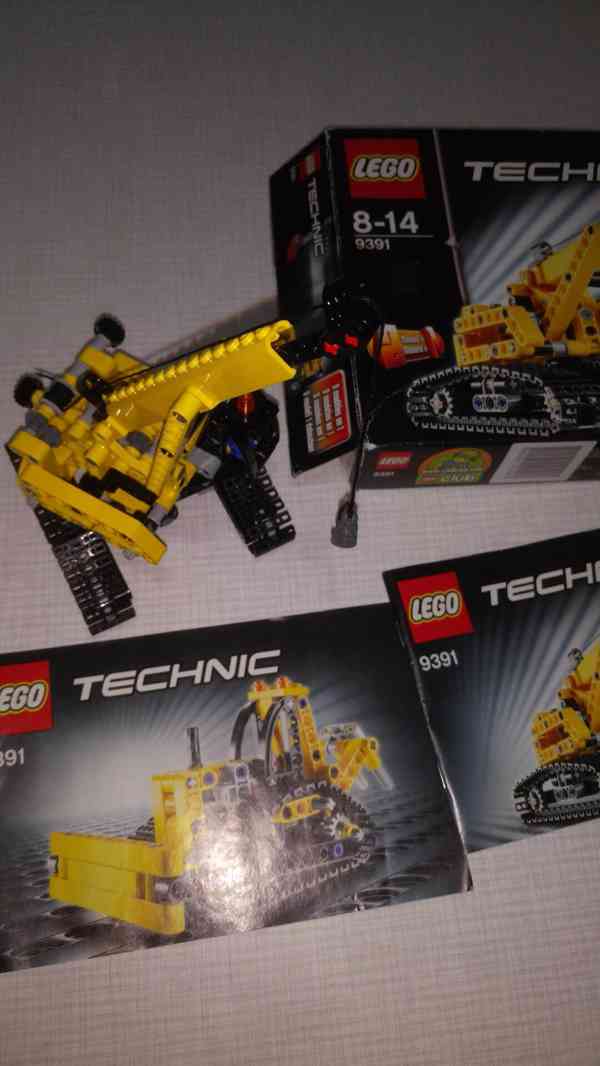 Lego Technics: Letadlo, Bagr, Jeřáb, figurky, autíčka, fekál - foto 4