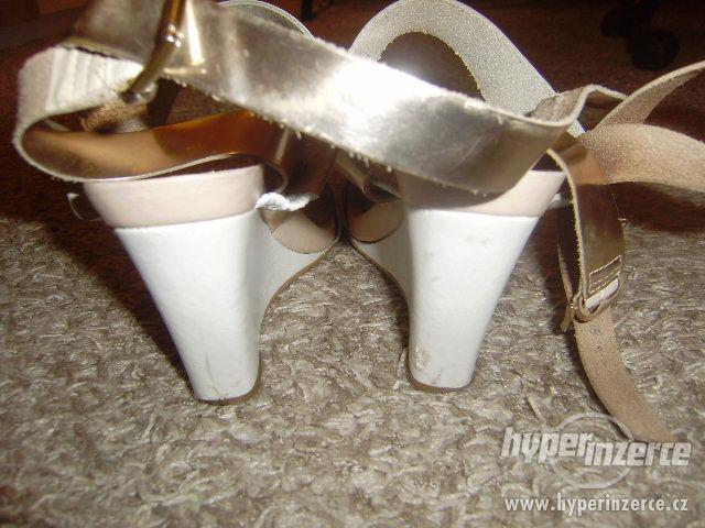 Bílo zlaté sandálky Baťa vel. 40 - foto 3