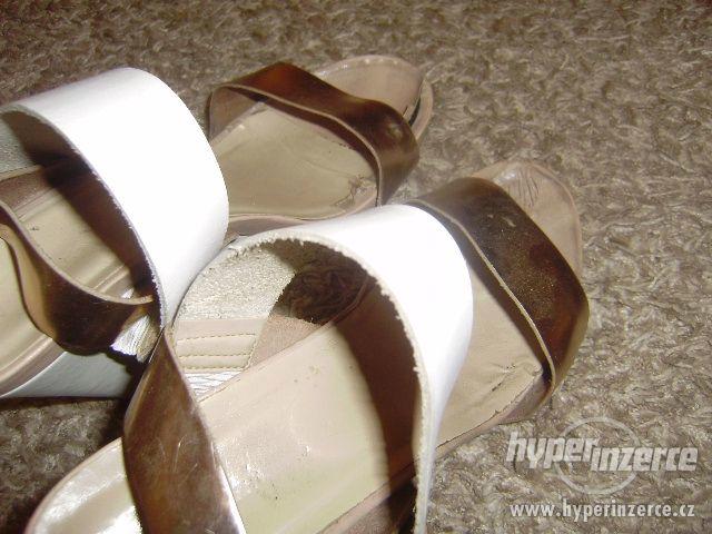 Bílo zlaté sandálky Baťa vel. 40 - foto 4