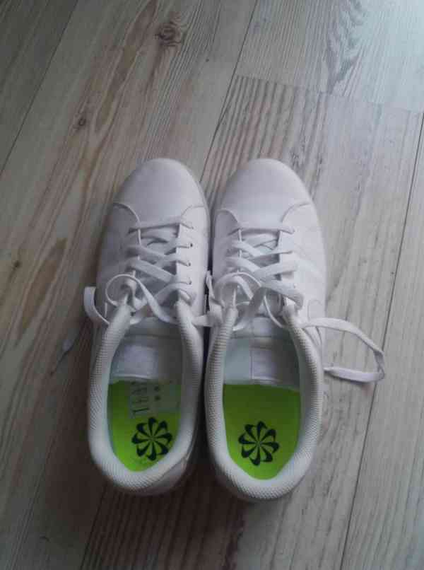 Bíle boty zn. Nike